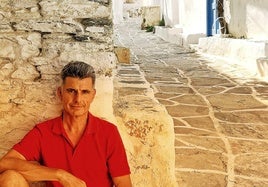 Pedro Olalla, cuya obra está centrada en dar a conocer la cultura griega y humanista, en la isla de Sifnos.