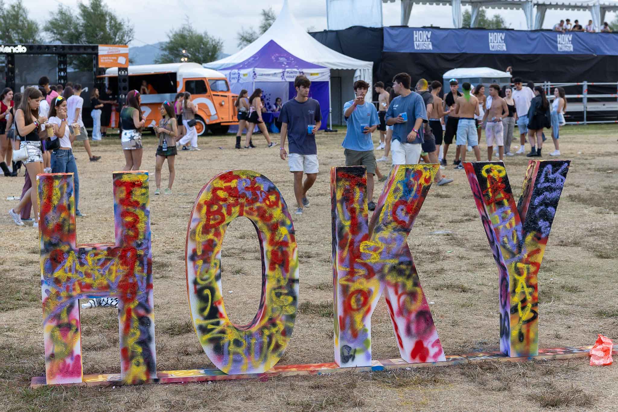 El público pintó las letras del festival.