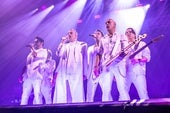 Miguel Bosé junto a músicos y coristas durante la actuación en la Campa.