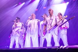 Miguel Bosé junto a músicos y coristas durante la actuación en la Campa.