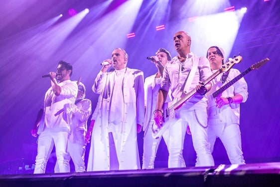 Miguel Bosé junto a músicos y coristas durante la actuación en la Campa.