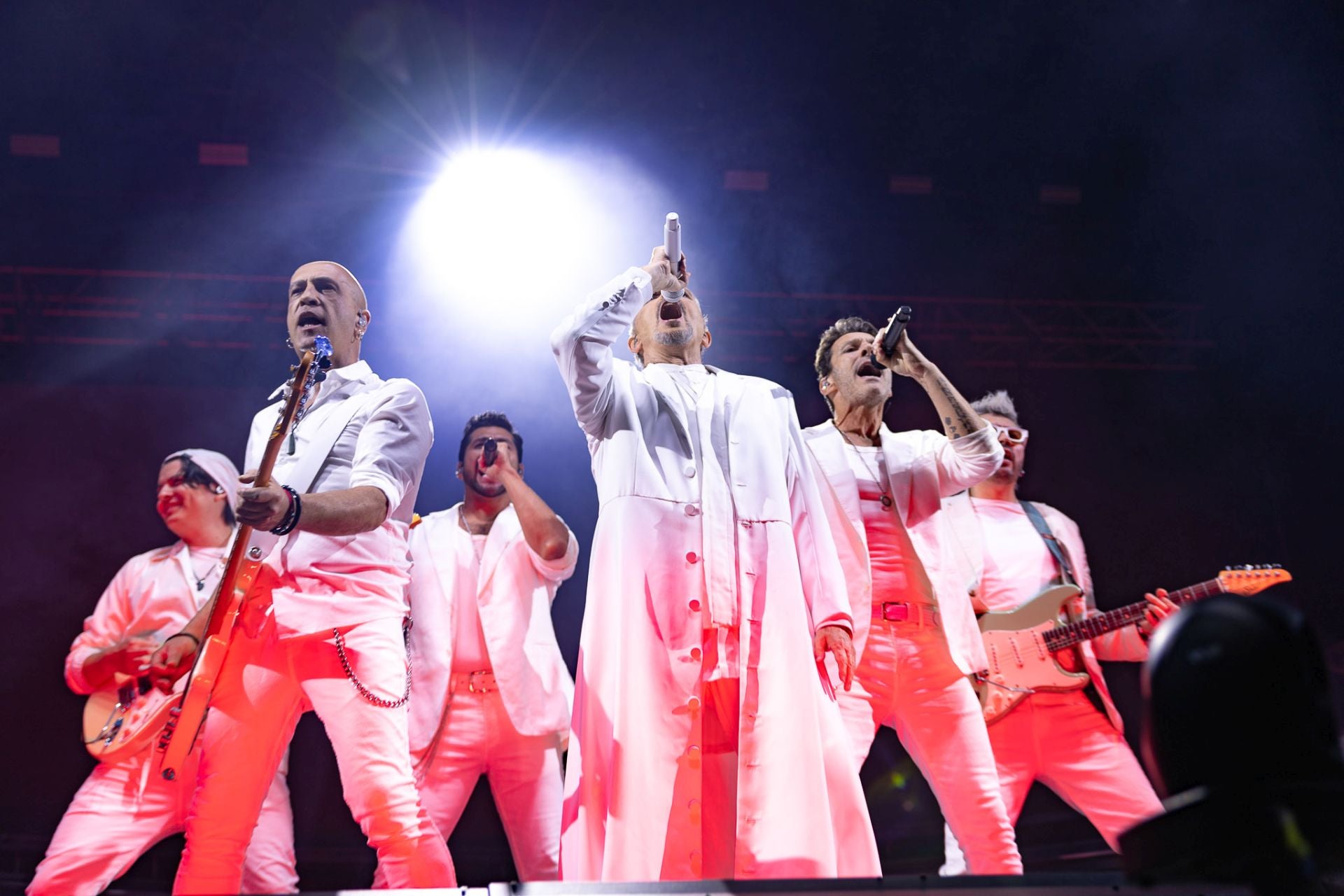 Migule Bosé junto a los cantantes y músicos de su show.