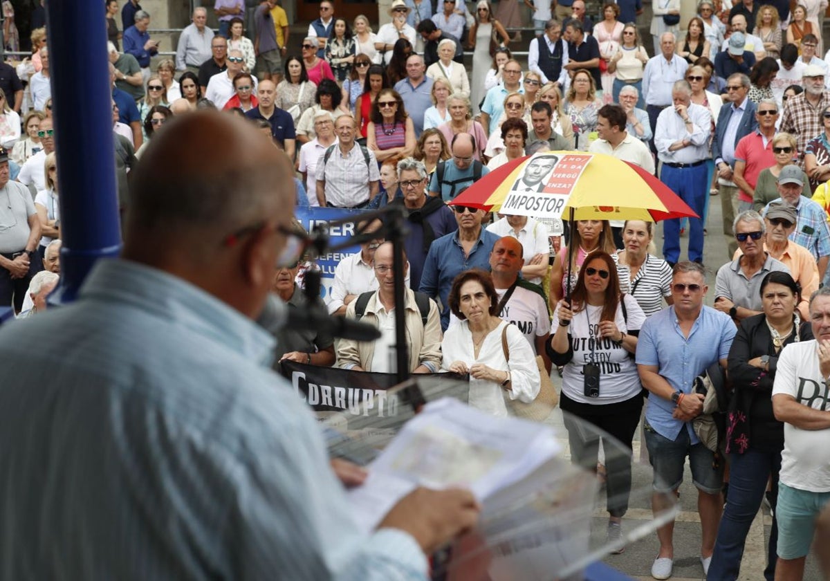 Uno de los momentos de la concentración con el público ocupando la plaza Pombo de Santander.