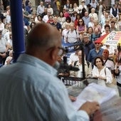 Uno de los momentos de la concentración con el público ocupando la plaza Pombo de Santander.