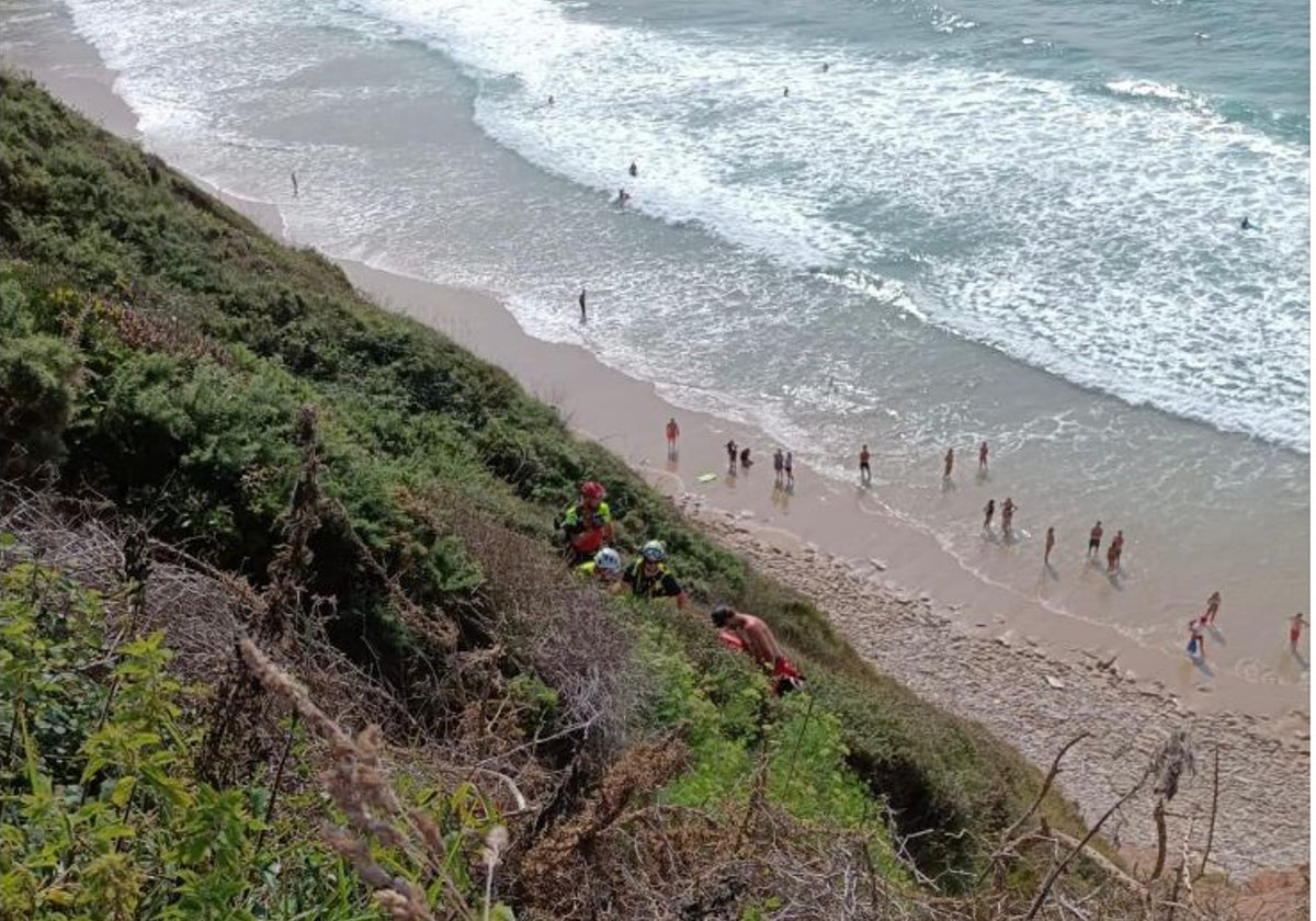 Los efectivos atienden al parapentista que se ha precipitado en la playa de Gerra.