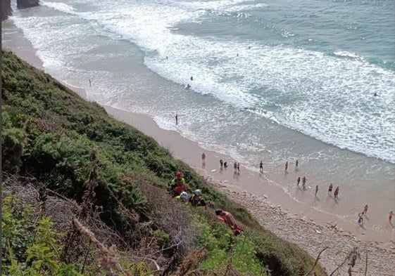 Los efectivos atienden al parapentista que se ha precipitado en la playa de Gerra.