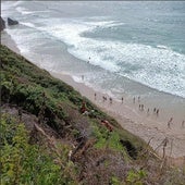 Los efectivos atienden al parapentista que se ha precipitado en la playa de Gerra.