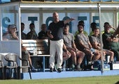 José Alberto da instrucciones a sus jugadores en Grado.