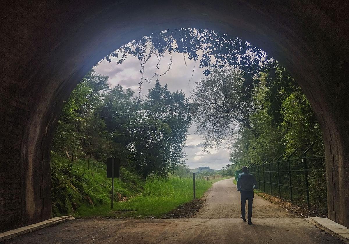 El túnel de Obregón está integrado en la senda y se conserva tal y como se construyó.