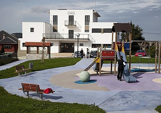 Centro cultural El Torreón, en Herrera de Camargo, junto al área de juegos infantiles.