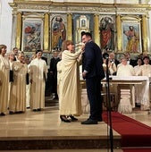 La coralista Mari Carmen Bilbao entrega la Medalla de Oro a Incera.