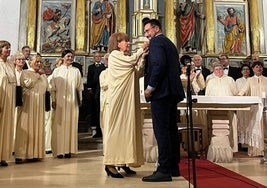 La coralista Mari Carmen Bilbao entrega la Medalla de Oro a Incera.