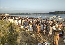 Críticas al «descontrol» en El Puntal, convertido en «el Magaluf del norte»