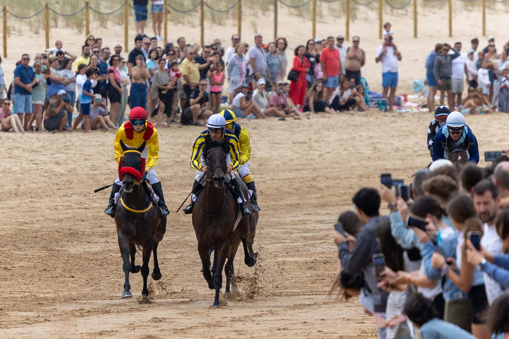 Portofino, Indie Bright y Farnesio, al frente del Derby de Loredo.