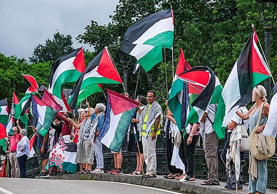 Los manifestantes contra la agresión de los judíos a sus vecinos palestinos se hicieron notar en Puente San Miguel.
