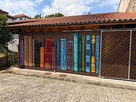 Una de las fachadas de la biblioteca pintada como si fuera una estantería de libros.