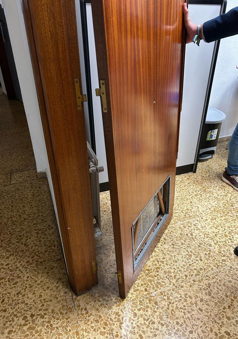 Imagen - La puerta de una de las salas de la comisaría.