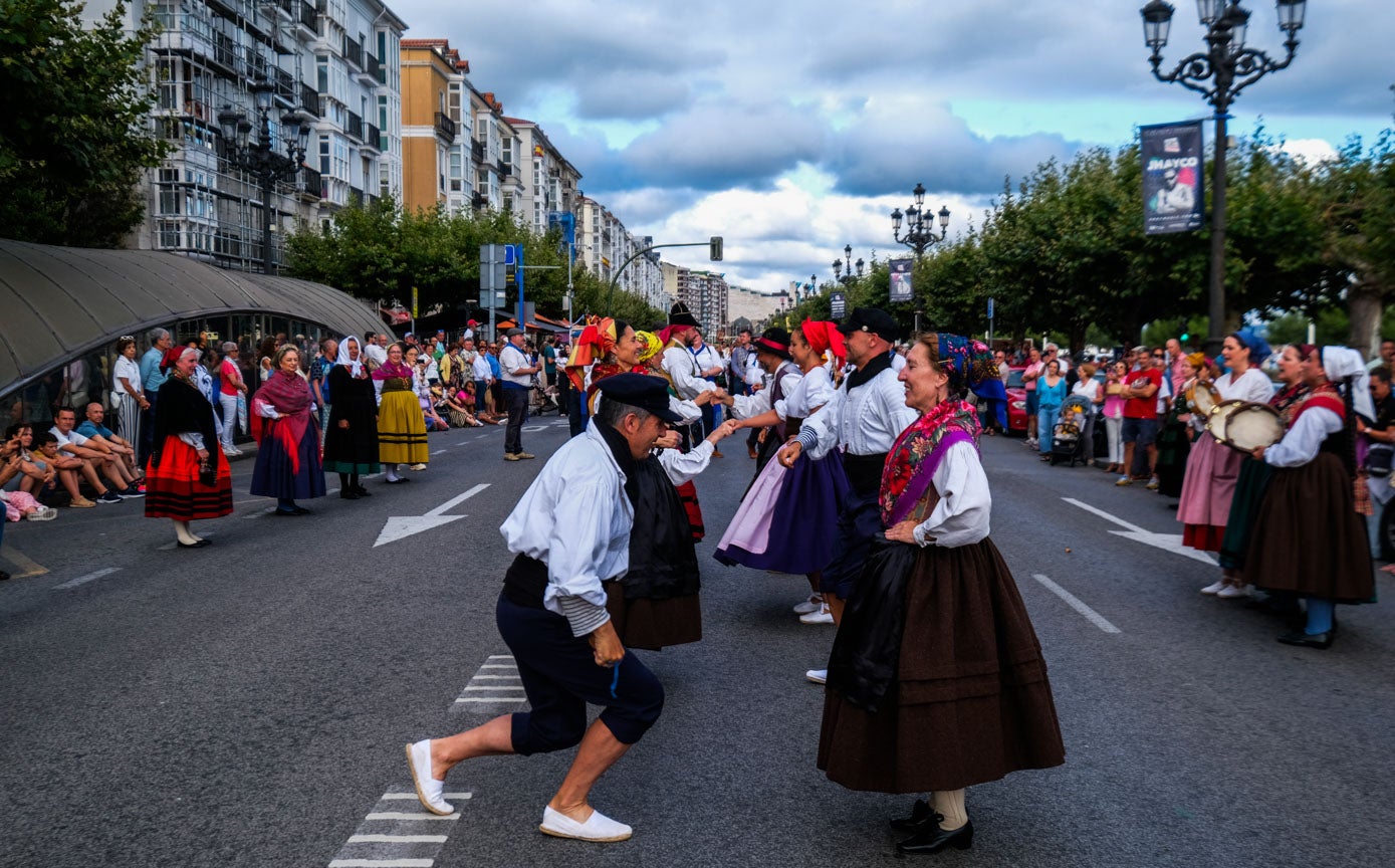 Danzas entre el gentío en mitad del Paseo de Pereda.