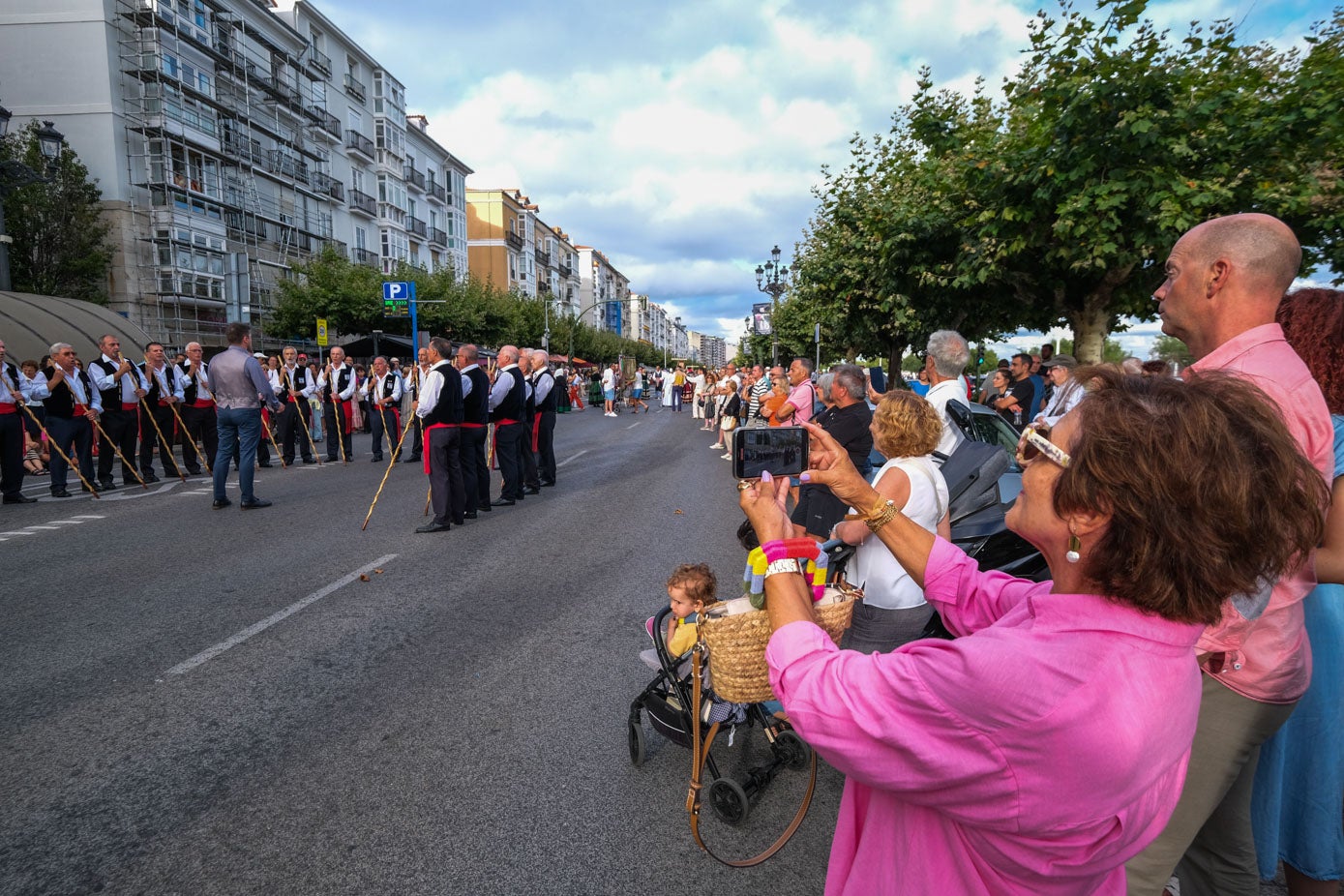 El público sacó cientos de fotos durante el desfile.