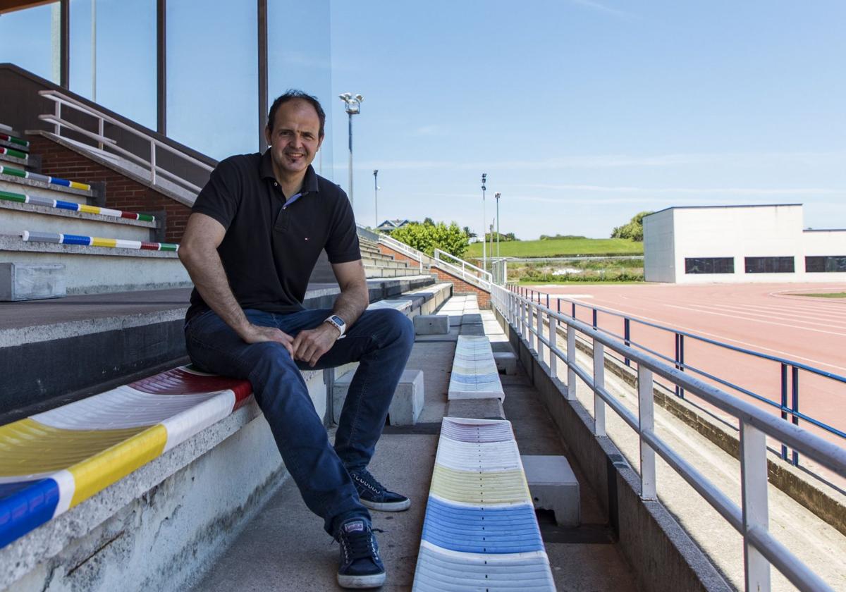 José Manuel Herrero Lon posa en las gradas del Complejo Municipal Ruth Beitia de Santander.