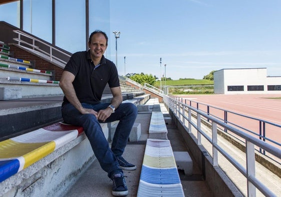 José Manuel Herrero Lon posa en las gradas del Complejo Municipal Ruth Beitia de Santander.