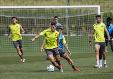 Íñigo Sainz-Maza dirige el esférico durante la sesión de entrenamiento de ayer en La Albericia.