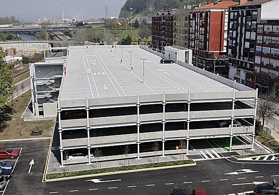 Aparcamiento en altura de La Carmencita, con su última planta prácticamente vacía, en Torrelavega.