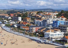 Imagen de la playa de la Concha en Suances, uno de los municipios turísticos del litoral que acumulan pisos de alquiler turístico.