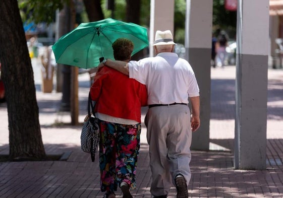 Dos personas mayores dando un paseo.