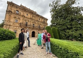 Monty Lima, bailarina y coreógrafa; Esther Ortíz de 'Moda re-', José Luis Callejo, director del festival; María José Pereda de Castro, presidenta de la Asociación de Creadores de Cantabria; Ángel Sainz, alcalde de Villacarriedo, y el cantante, Jimmy Barnatán, en el Palacio de Soñanes.