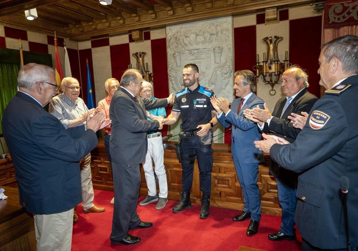 Miembros de Jepolcan y el alcalde de Camargo, con Raúl Fernández.