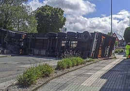 Reabierta la N-611 en Requejada tras casi siete horas cortada por el vuelco de un camión