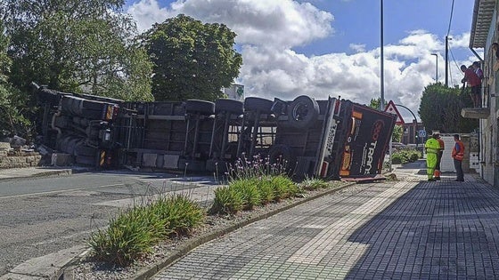 Cortada en los dos sentidos la N-611 a la altura de Requejada por el vuelco de un camión