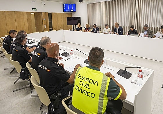 Cuerpos y fuerzas de seguridad y autoridades, ayer, durante la Junta de Seguridad.