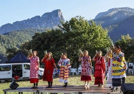 Bailes del mundo entre montañas