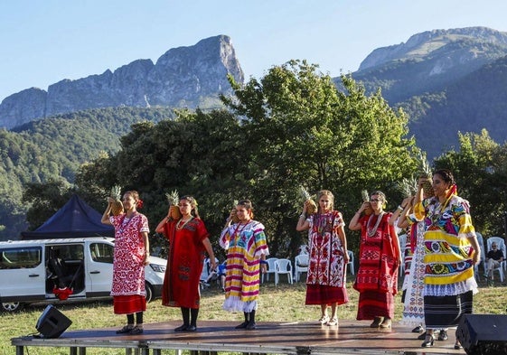 Bailes del mundo entre montañas