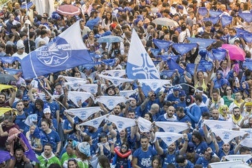Miembros de diferentes peñas de Santander durante la celebración del chupinazo, que tuvo lugar el viernes 18 de julio.
