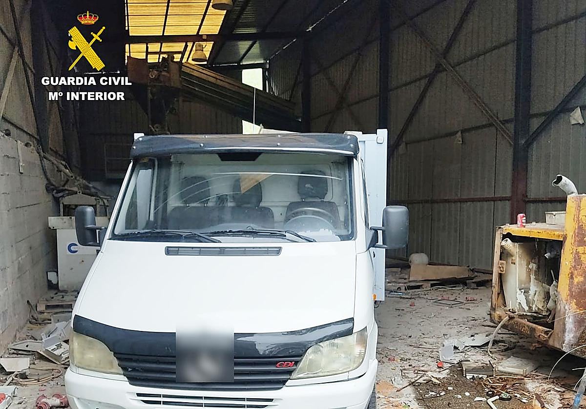 Los asaltantes habían cargado ya cerca de mil kilos de material en la furgoneta.