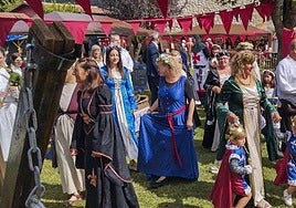 Más de setenta vecinos con trajes de época participarán en la celebración del fin de semana.