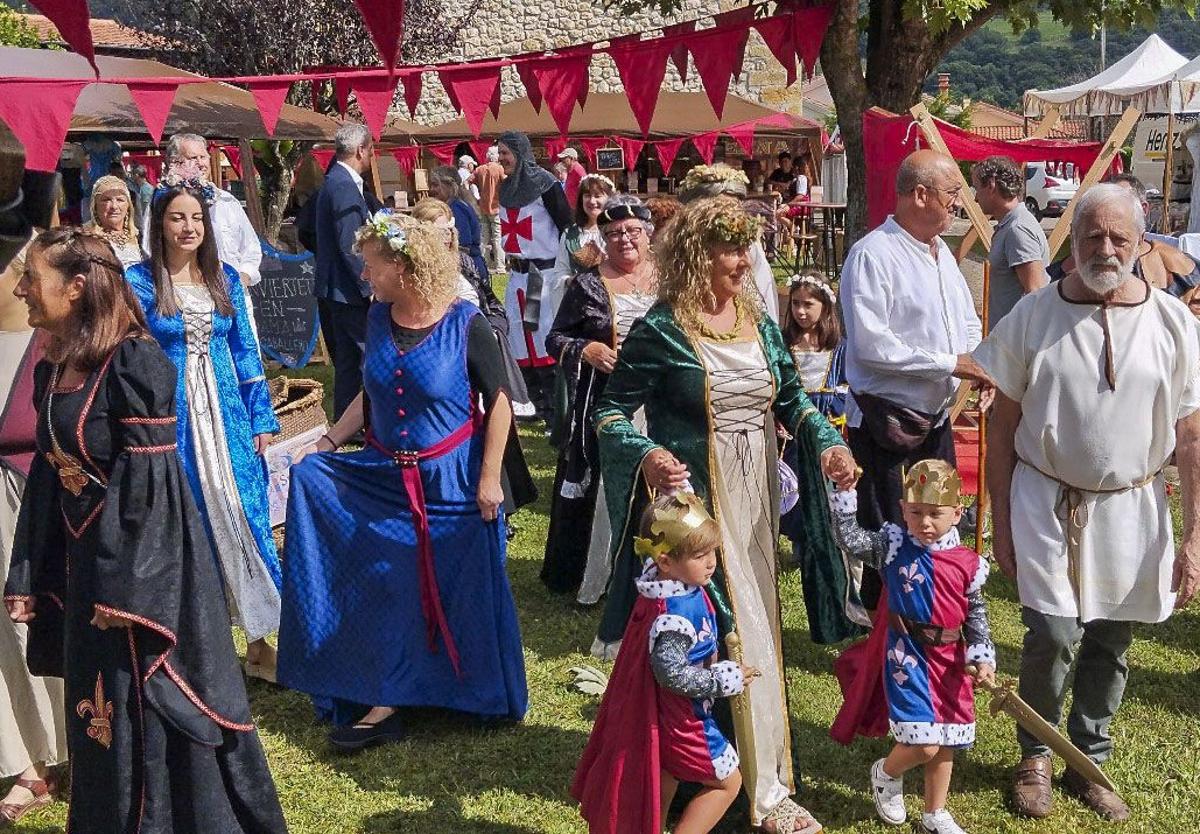 Más de setenta vecinos con trajes de época participarán en la celebración del fin de semana.