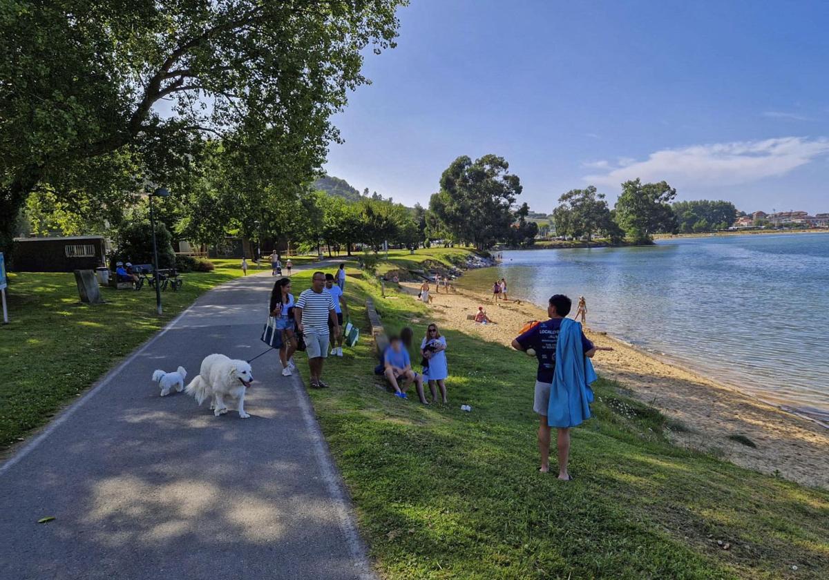 De paseo y con los perros, junto a la playa de la Riberuca.