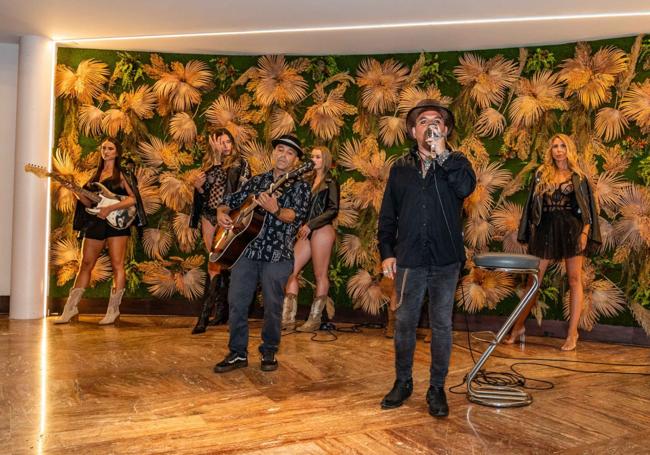 Jimmy Barnatán y el guitarrista Sergio González con varias de las modelos participantes en los desfiles de la pasada edición.