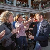 Pedro Casares recibe el saludo de Lola Gorostiaga, en presencia de Eva Díaz Tezanos, cuando presentó su candidatura a presidir el PSOE cántabro.