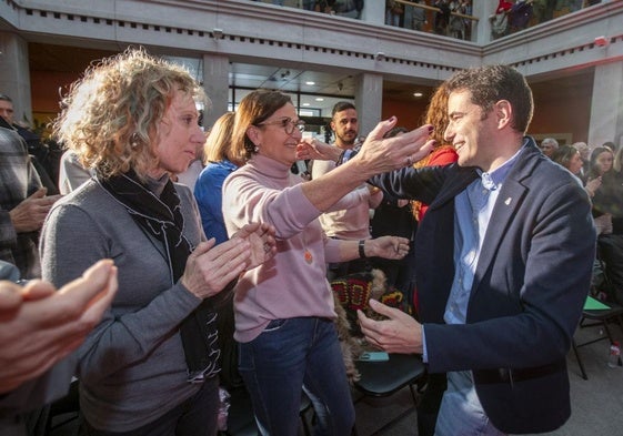 Pedro Casares recibe el saludo de Lola Gorostiaga, en presencia de Eva Díaz Tezanos, cuando presentó su candidatura a presidir el PSOE cántabro.