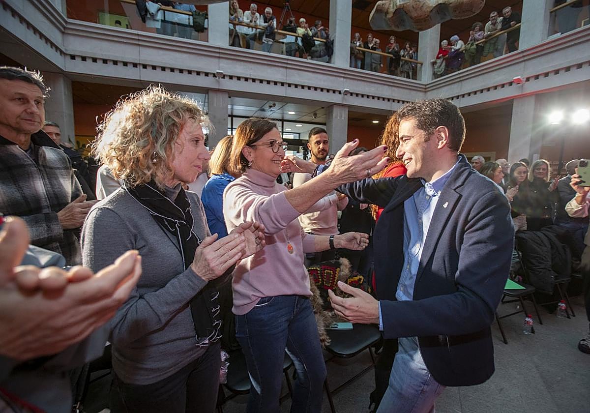 Pedro Casares recibe el saludo de Lola Gorostiaga, en presencia de Eva Díaz Tezanos, cuando presentó su candidatura a presidir el PSOE cántabro.