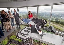 Las autoridades asisten a una demostración en el simulador que permite a los visitantes 'sobrevolar' los cielos de Cantabria.