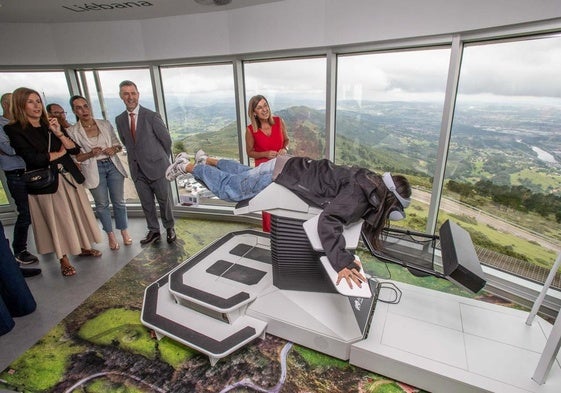 Las autoridades asisten a una demostración en el simulador que permite a los visitantes 'sobrevolar' los cielos de Cantabria.