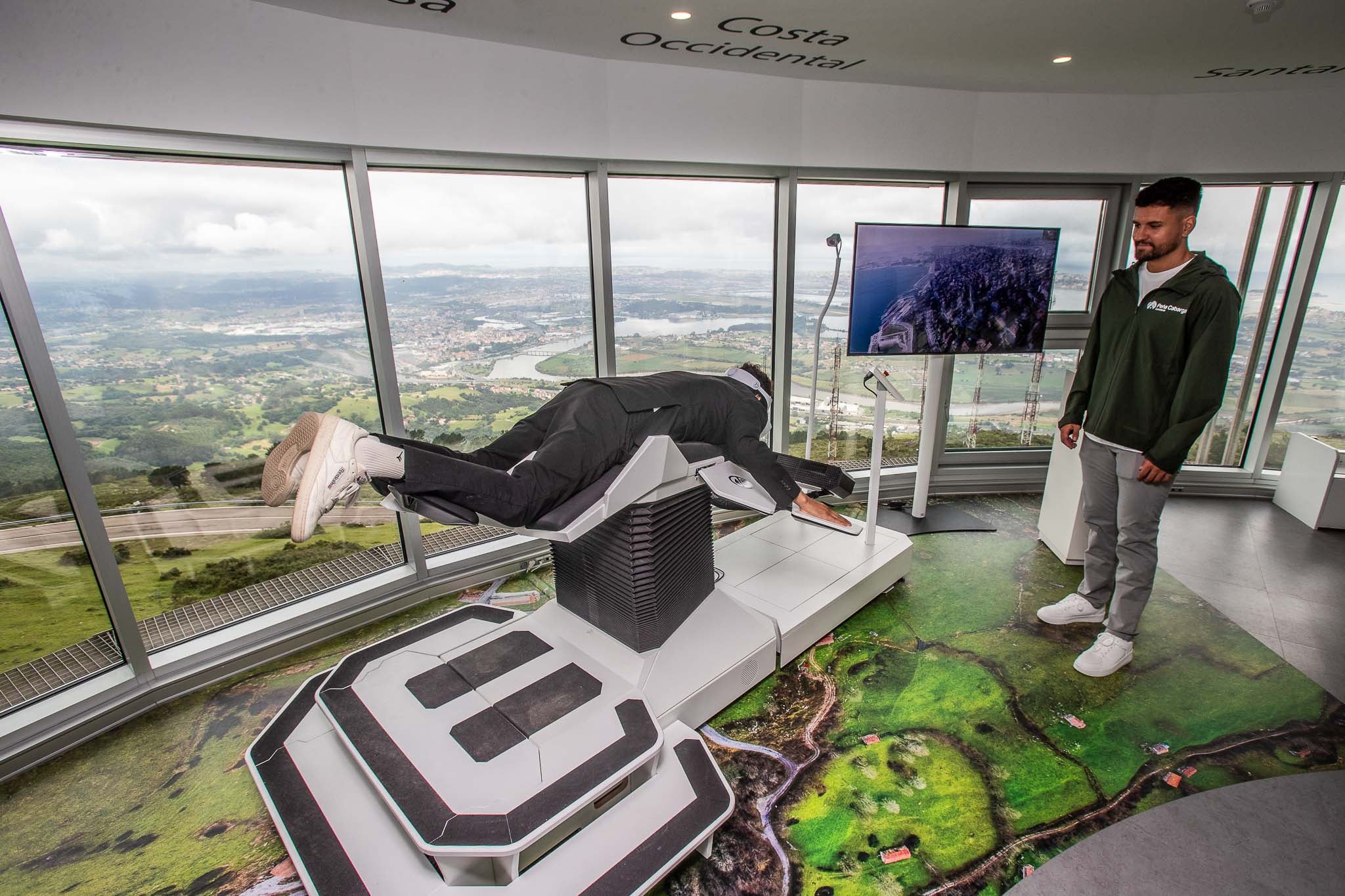 El principal atractivo es que se puede vivir una experiencia inmersiva única e innovadora con 'Birdly', un simulador de última generación que permite al turista sobrevolar los cielos de Cantabria como si fuera un pájaro