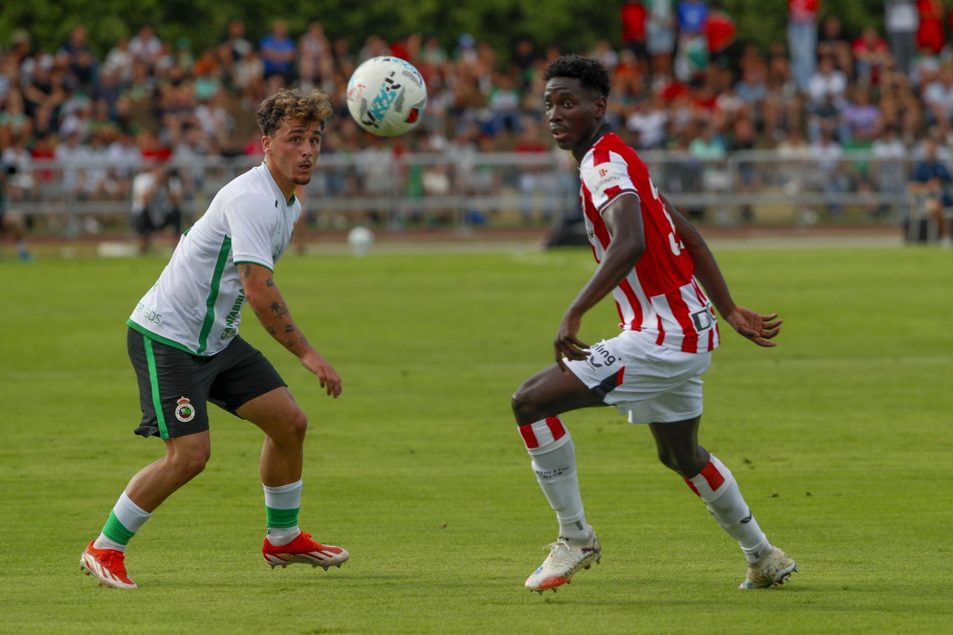 Yeray, en un balón dividido con Adama Boiro.