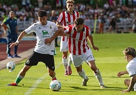 Aldasoro pelea por el esférico con Egiluz en La Maruca (Muriedas)